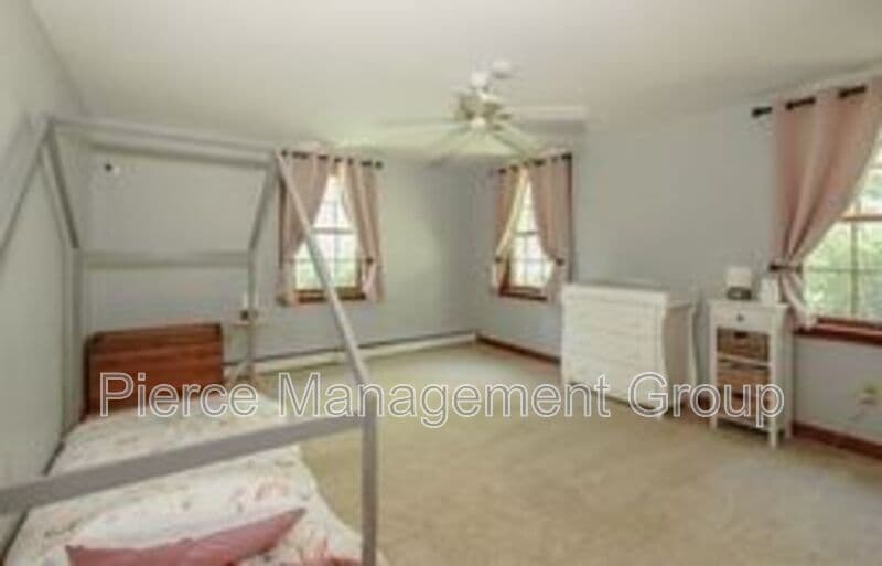 Henniker House: 32 Morse Circle