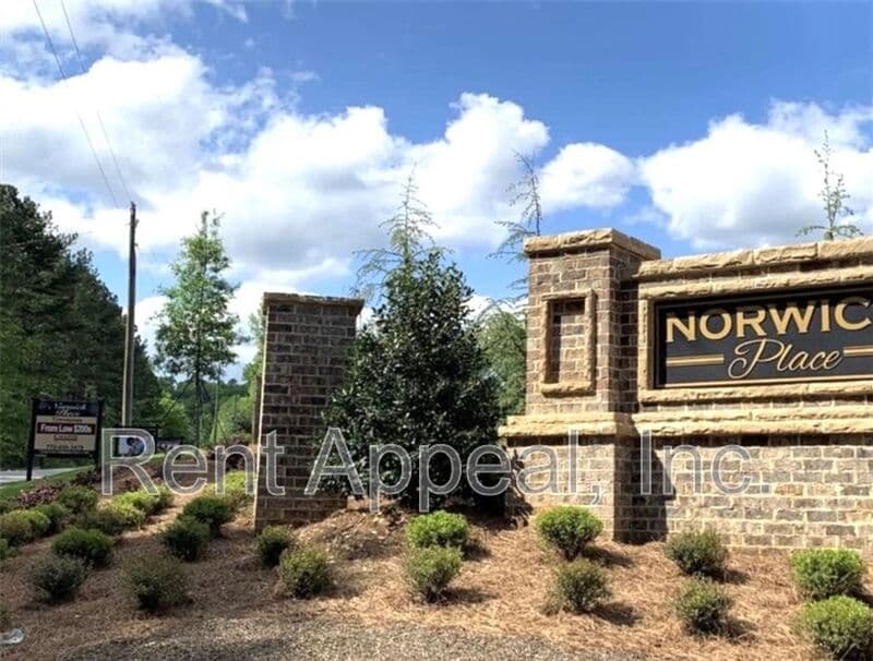 Snellville House: 2590 Norwich Trace