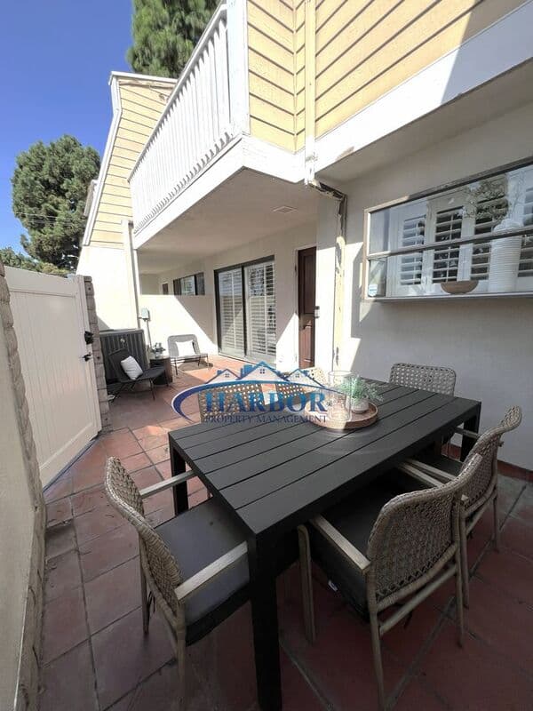 Hawthorne Townhome: 14468 Yukon Avenue