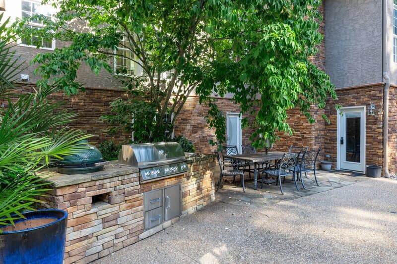 Kennesaw House: 5211 Hadaway Rd NW
