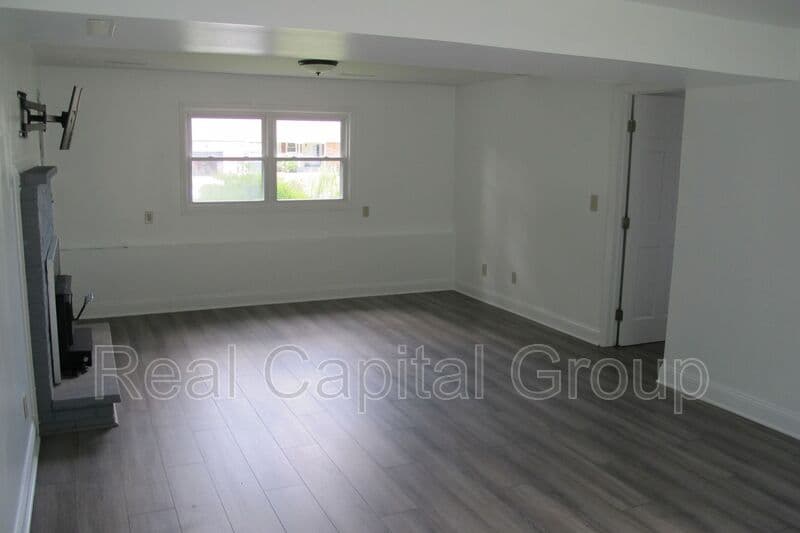 Albany House: 18 Ethel Dr
