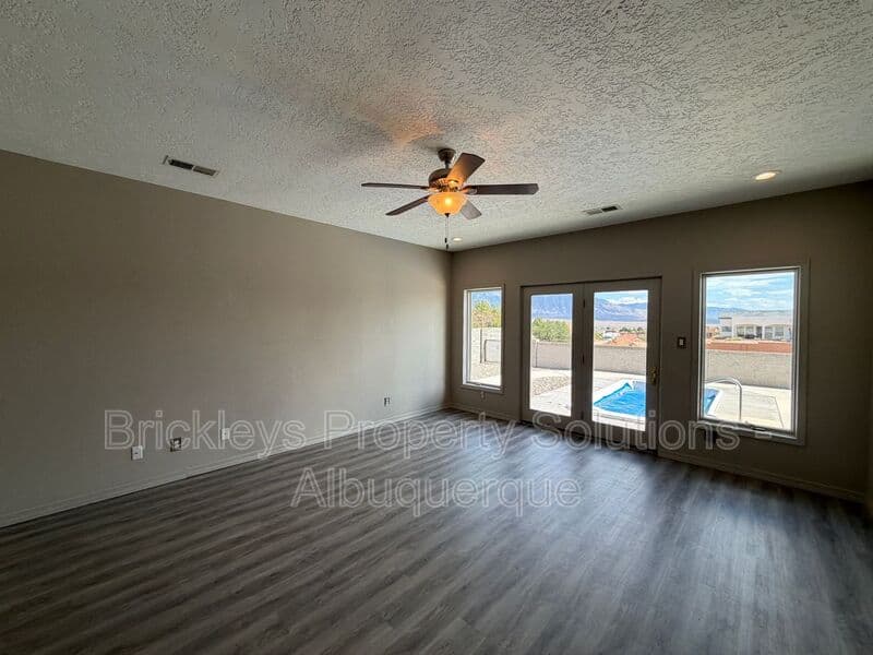 Rio Rancho House: 6812 Nagoya Rd NE