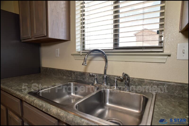 El Paso House: 14325 Island Point Drive
