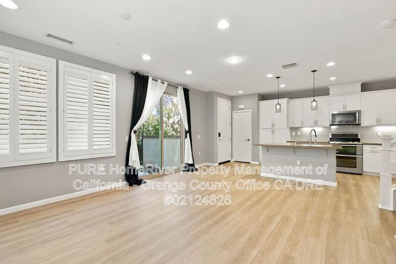 Lake Forest House: 208 El Paseo