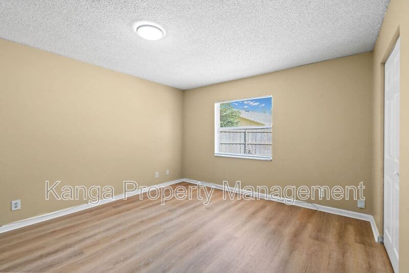 Greenacres House: 6126 Wauconda Way E