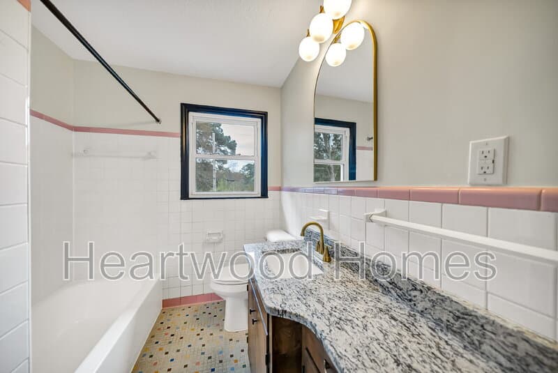 Columbia Condo: 1911 Cermack St