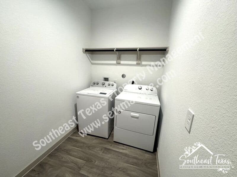 Anahuac House: 111 Lakeway Circle