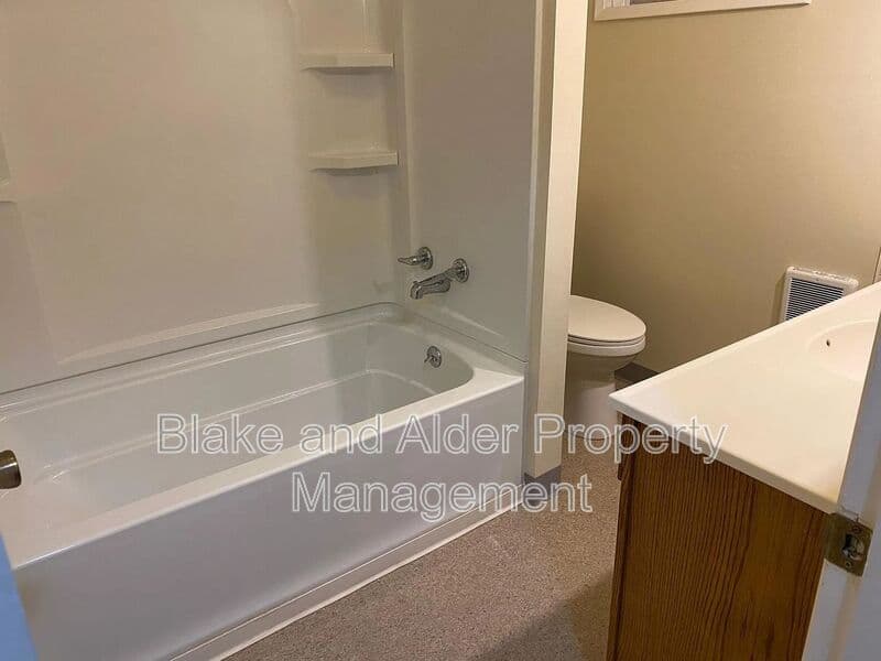 Milwaukie House: 11112 SE Home Ave
