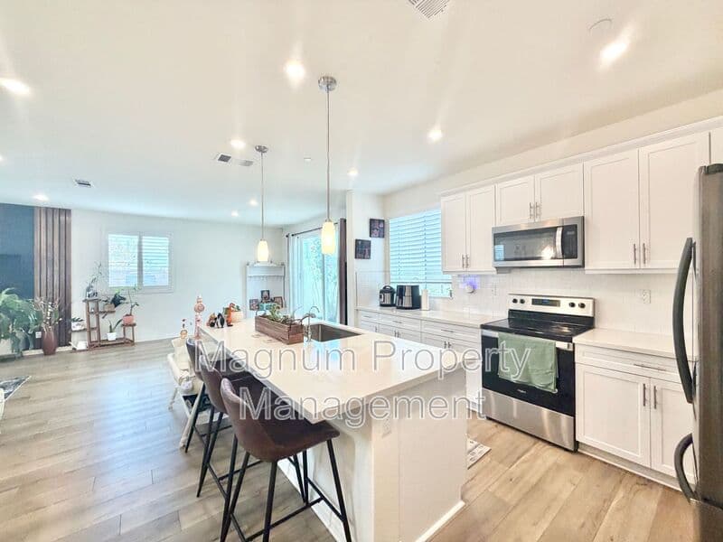 Lake Elsinore House: 970 Helena Ridge