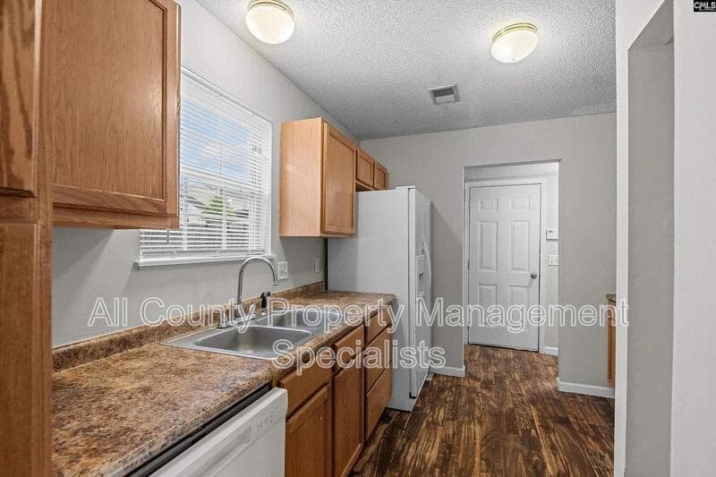 Columbia House: 5 Sterling Ridge Ct
