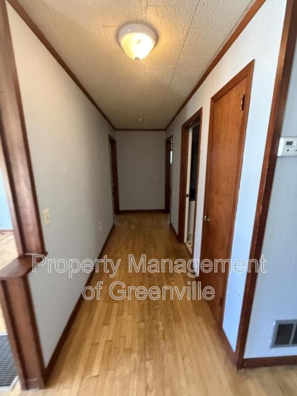 Simpsonville House: 1210 NE Main St