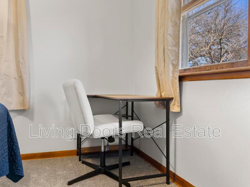 Lincoln House: 6935 Colby St