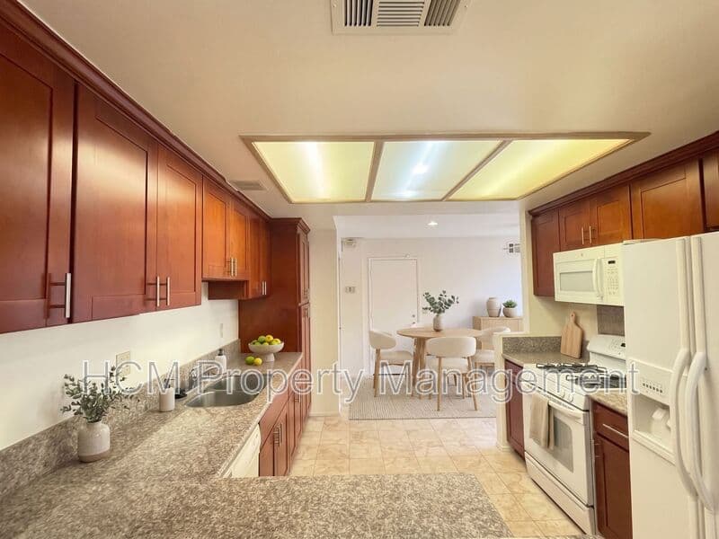 Irvine House: 46 Almador