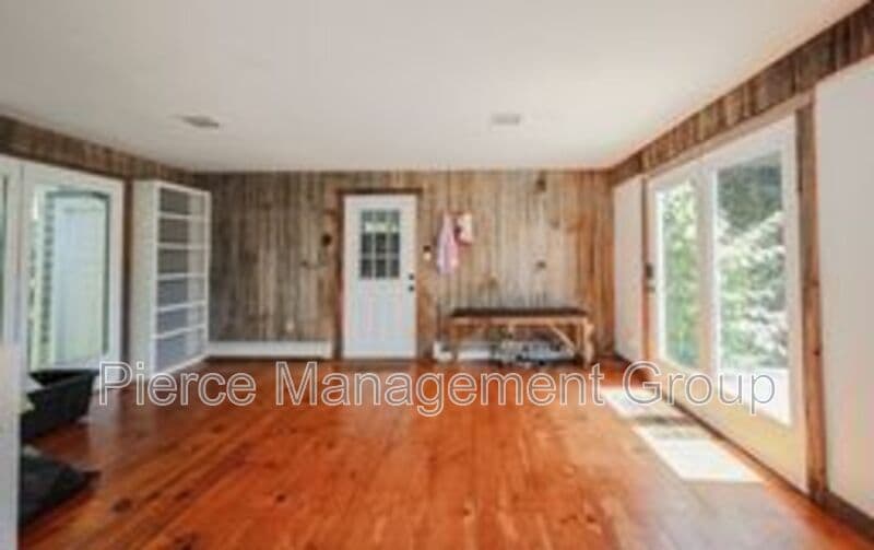 Henniker House: 32 Morse Circle