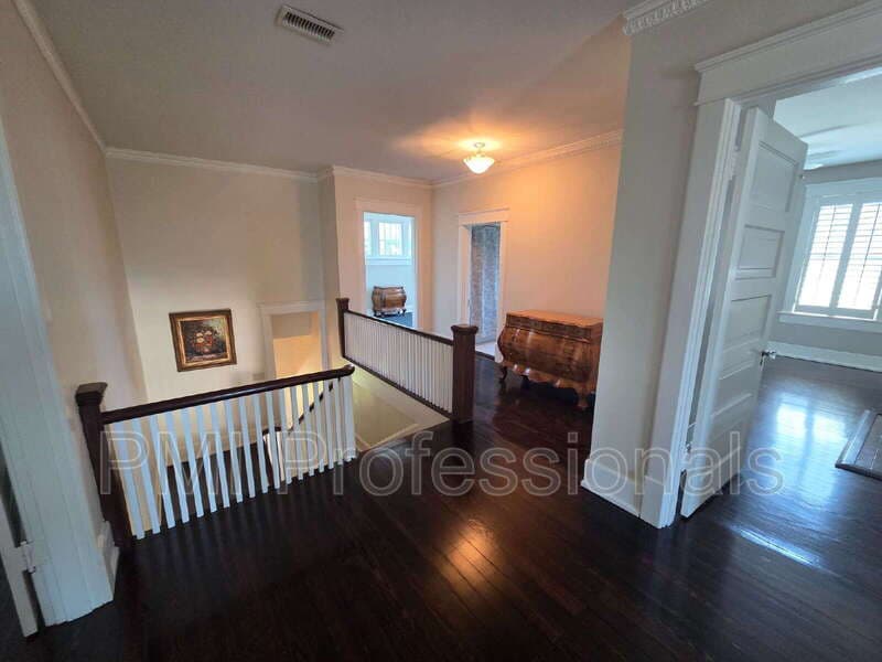 Murfreesboro House: 401 E Main St
