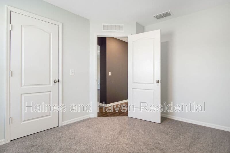 Dundee House: 1503 Swan Lake Cir