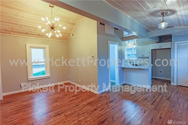 Bremerton House: 1120 Cogean Ave