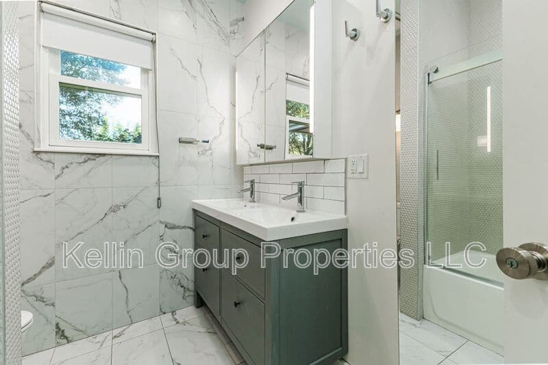 Lakeland House: 1203 Easton Dr