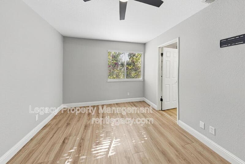 Sacramento Condo: 9101 Newhall Dr