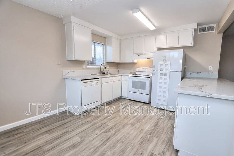 Folsom House: 319 Montrose Drive