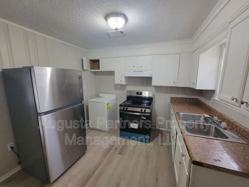 Augusta House: 2111 Dyer Street