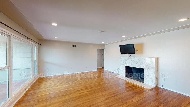 San Diego House: 4947 63rd St
