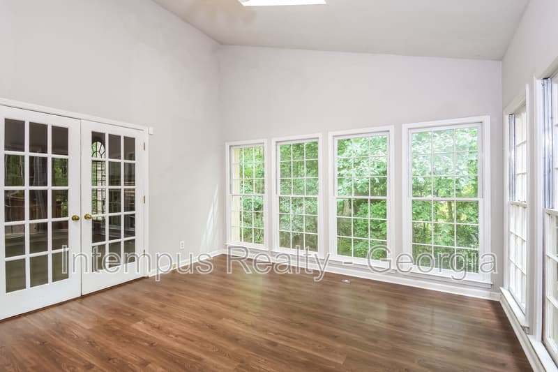 Roswell House: 330 Banyon Brook Pt