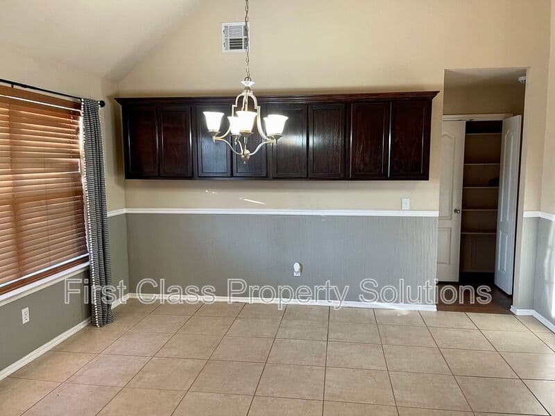 Moore House: 917 Renita Way