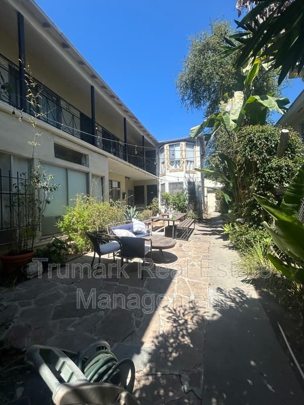 Los Feliz Condo: 3731 Los Feliz Blvd