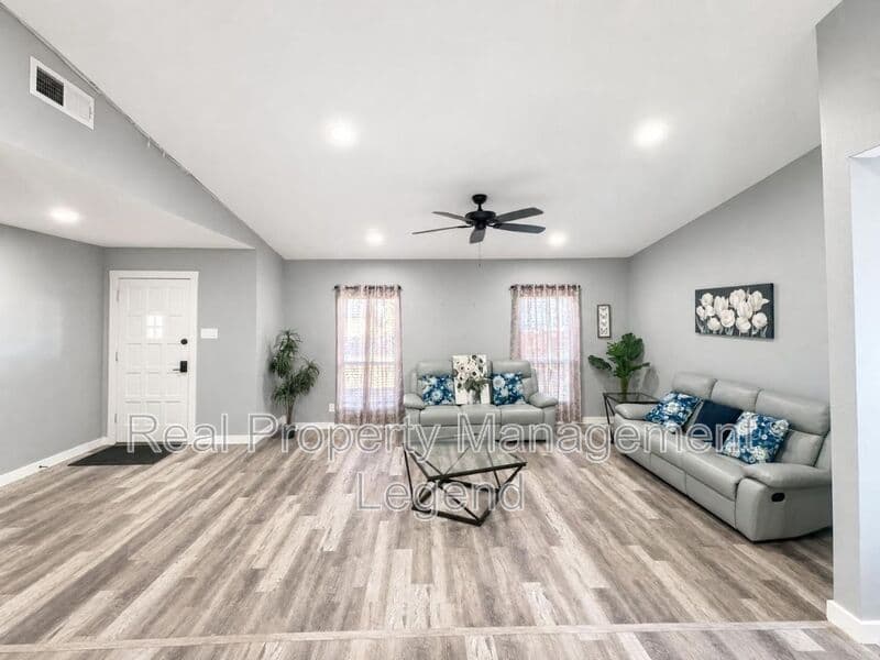 Carrollton House: 2930 Furneaux Ln