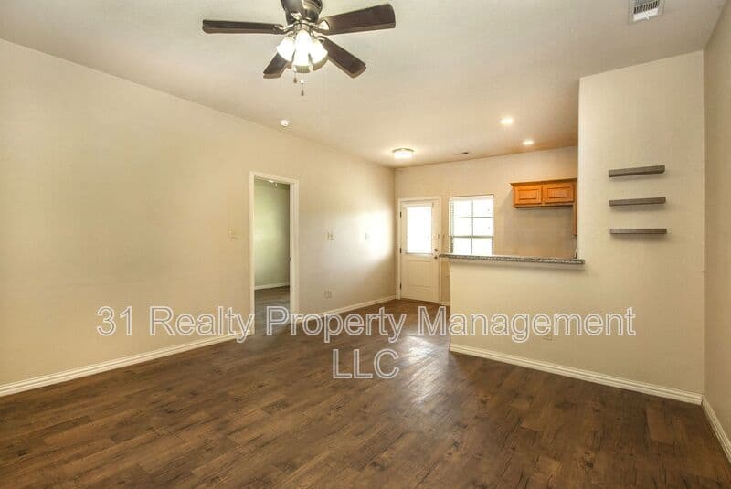 Denison House: 700 E Bullock St