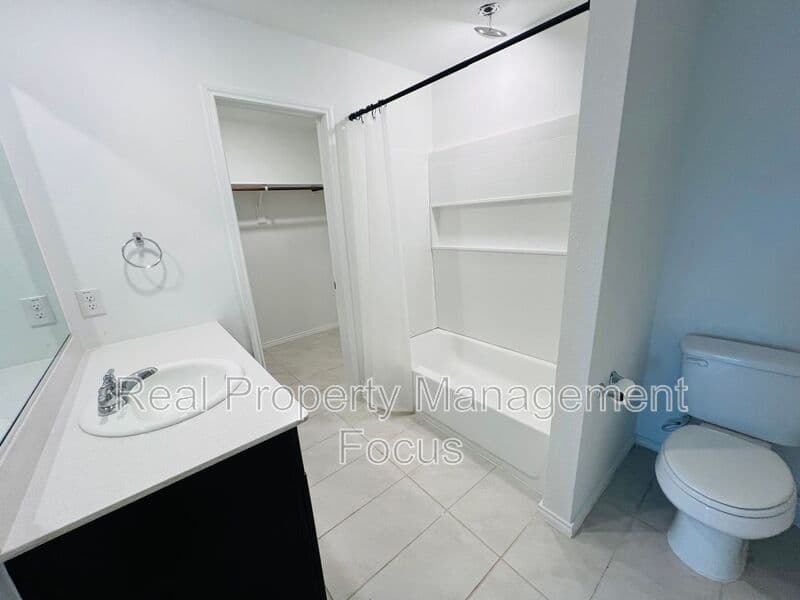 Oak Point House: 3401 Harper St