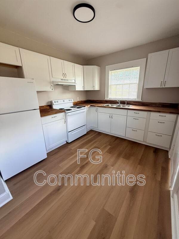 Hildebran House: 212 Main Ave E