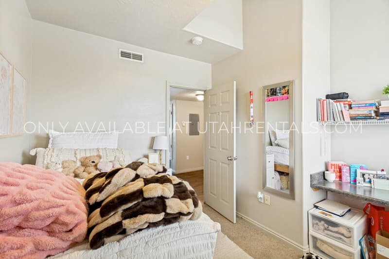 Provo House: 866 E 700 N