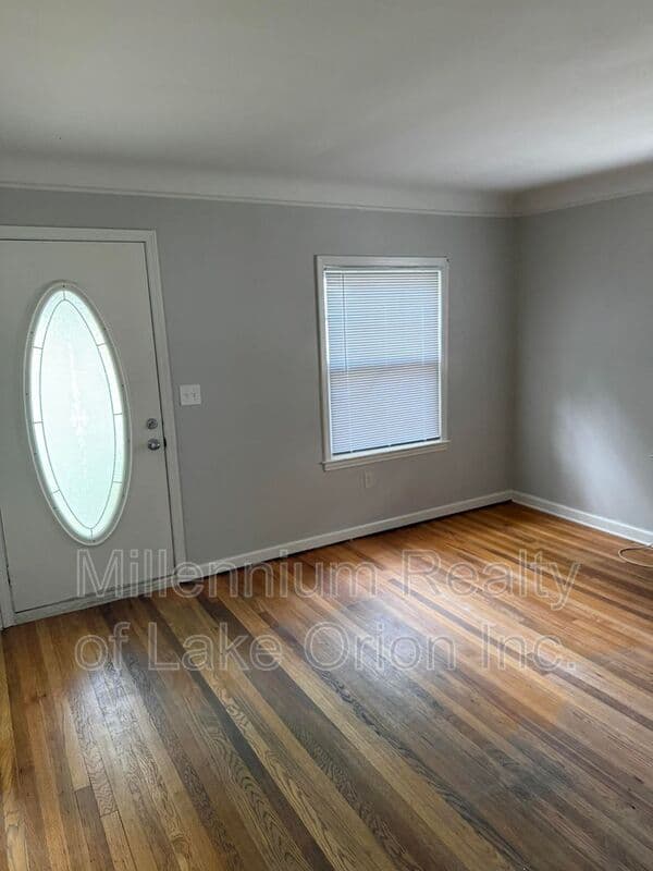 Pontiac House: 271 Dick Ave