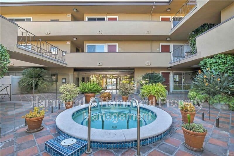 West Hollywood Condo: 970 Palm Ave.