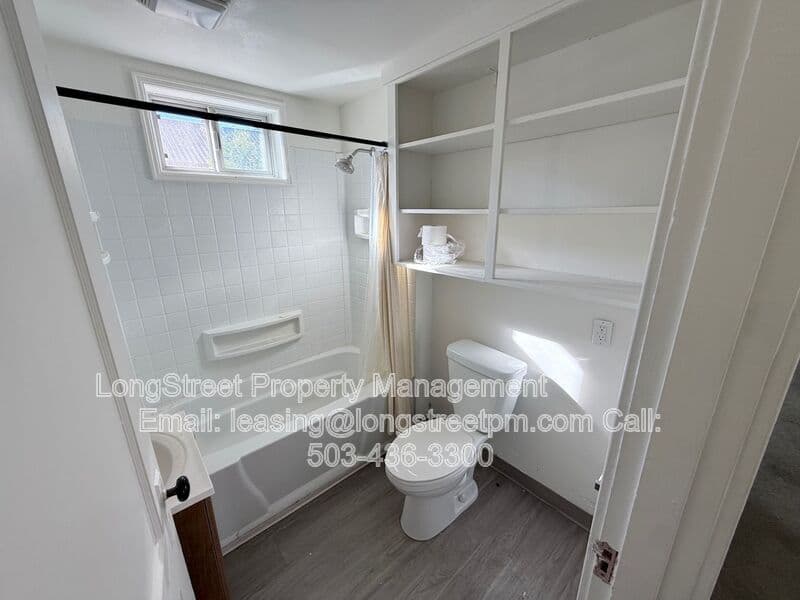 Keizer House: 431 Chemawa Rd N