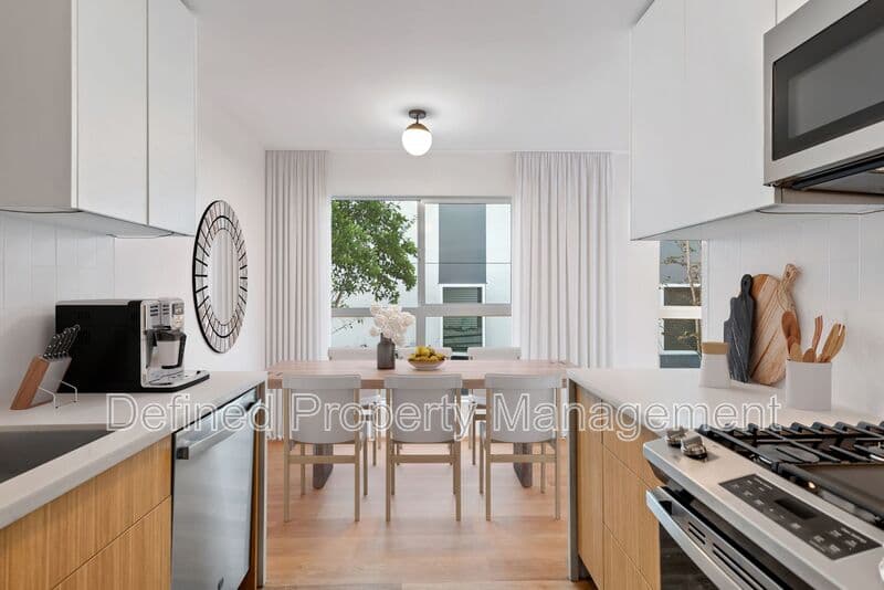 Los Angeles Condo: 1563 Gordon Street