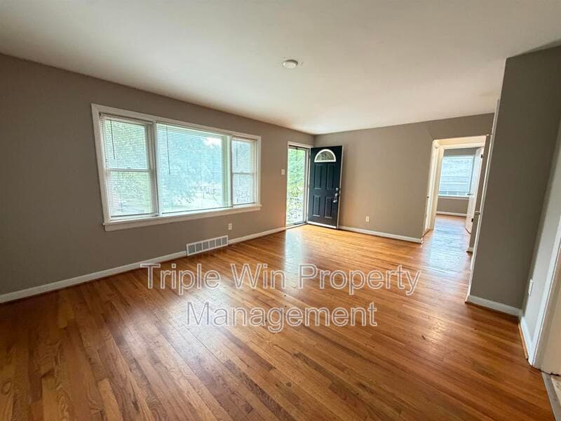 SAINT LOUIS House: 8004 MONROE AVE