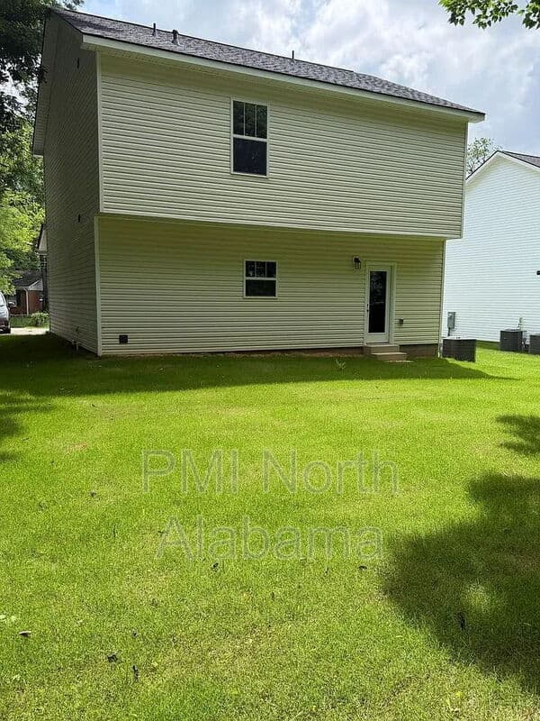 Huntsville House: 1713 Golf Club Lane Northwest