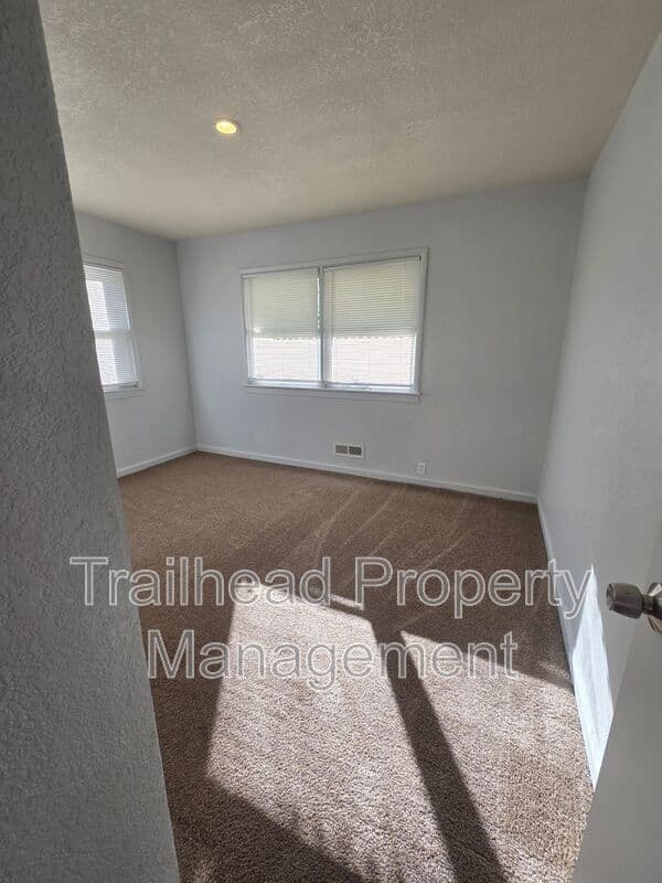 Kansas City House: 10719 Cambridge Ave
