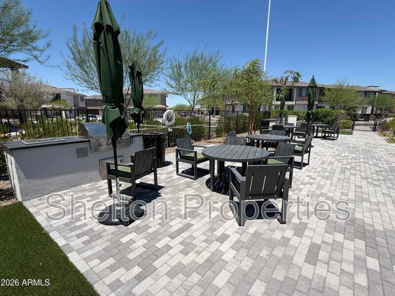 Phoenix Townhome: 2121 W Sonoran Desert Dr, Unit 124