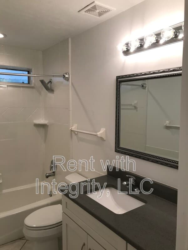 Tallahassee House: 1502-C Pullen Rd