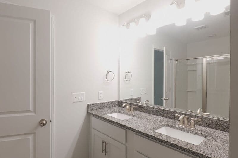 Richmond Hill House: 34 Crown Ct