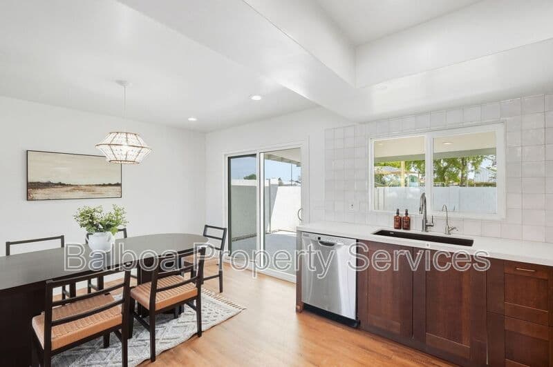Gilbert House: 1 N Cottonwood Dr