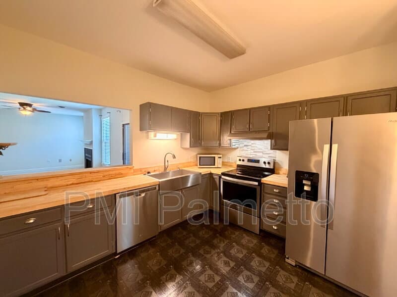 Columbia House: 3923 West Buchanan Drive