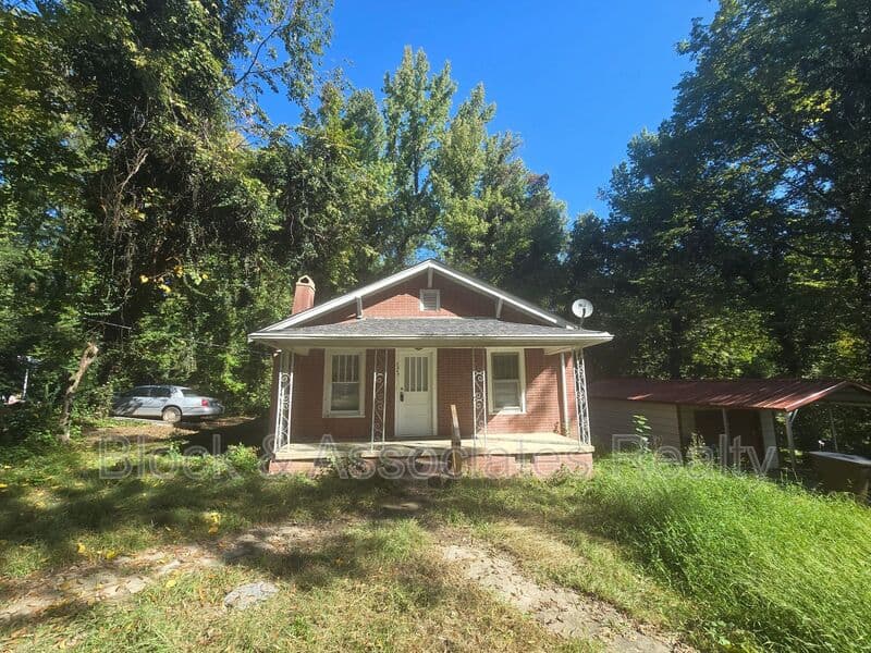 Greensboro House: 3844 Green Point Dr