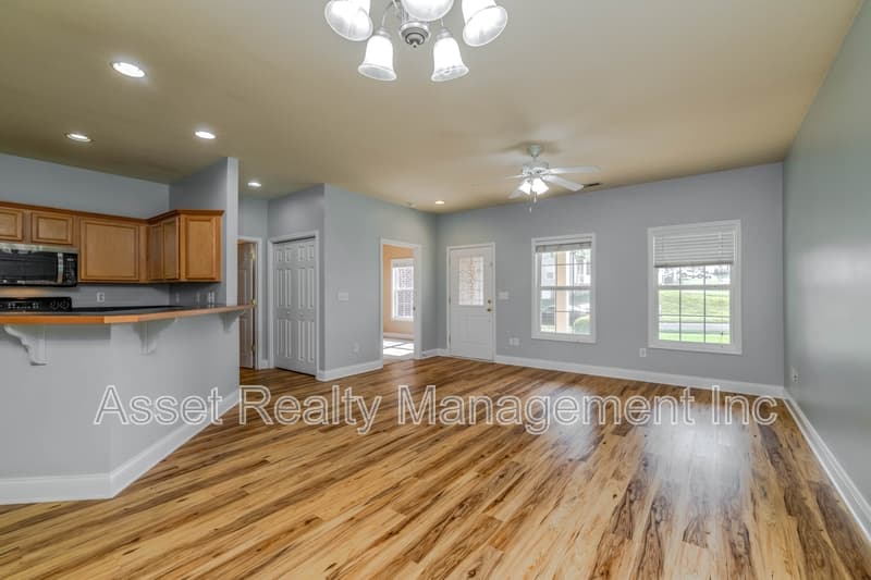 Oak Ridge House: 121 Hatleyberry St