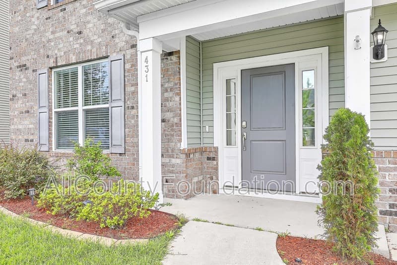 Summerville House: 431 Flat Rock Ln