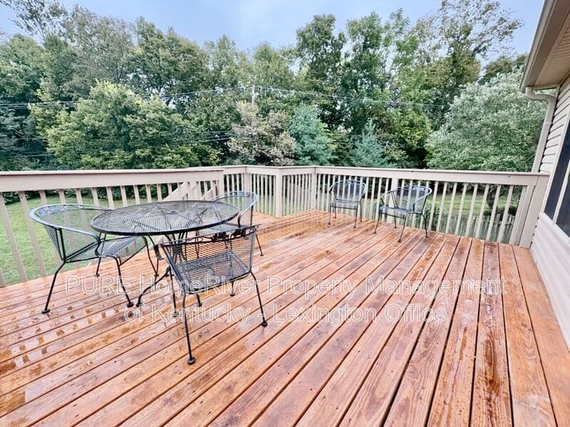 Lexington House: 3785 Broadmoor Dr
